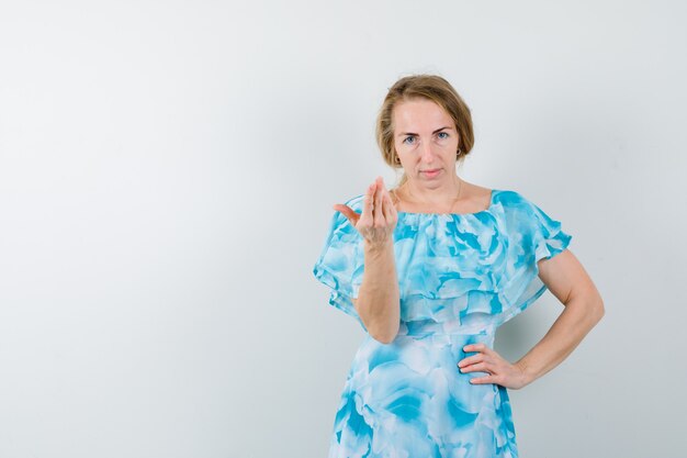 Mujer joven expresiva posando en el estudio