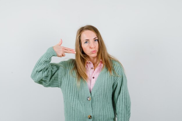 Mujer joven expresiva posando en el estudio