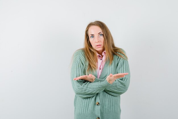 Mujer joven expresiva posando en el estudio