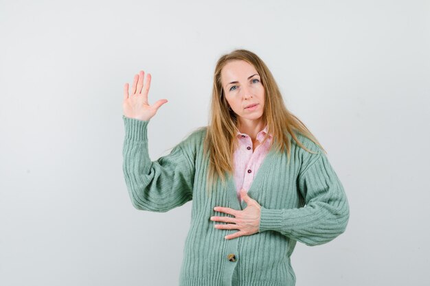 Mujer joven expresiva posando en el estudio