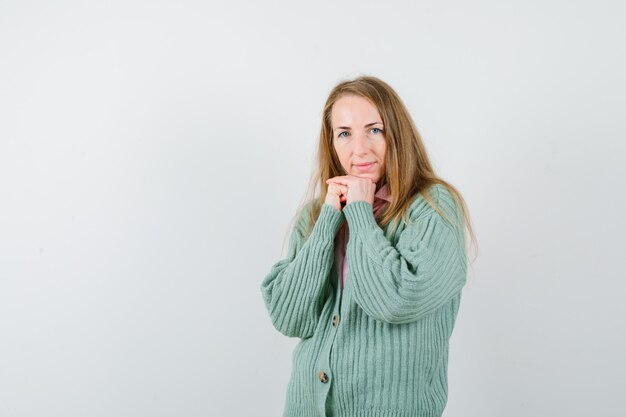 Mujer joven expresiva posando en el estudio