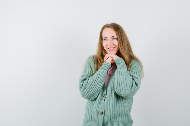 Mujer joven expresiva posando en el estudio