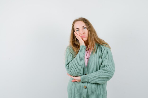 Mujer joven expresiva posando en el estudio