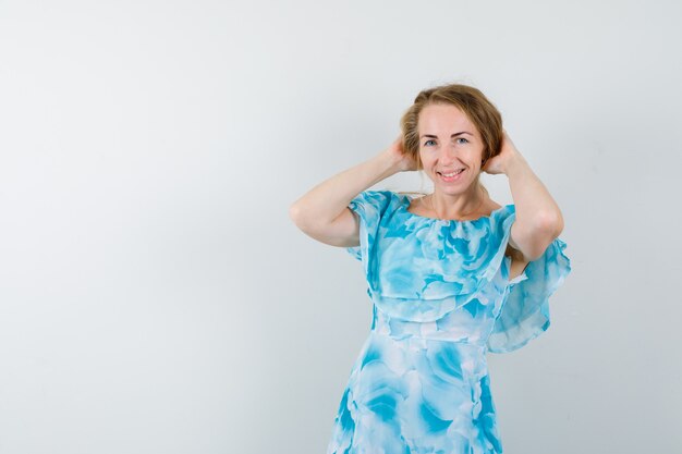 Mujer joven expresiva posando en el estudio