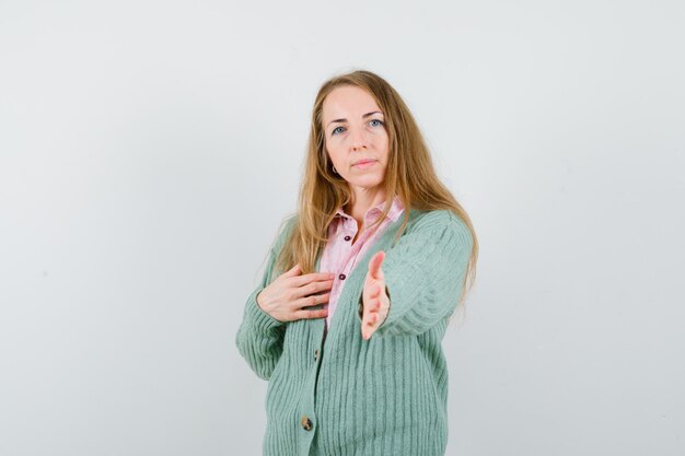 Mujer joven expresiva posando en el estudio