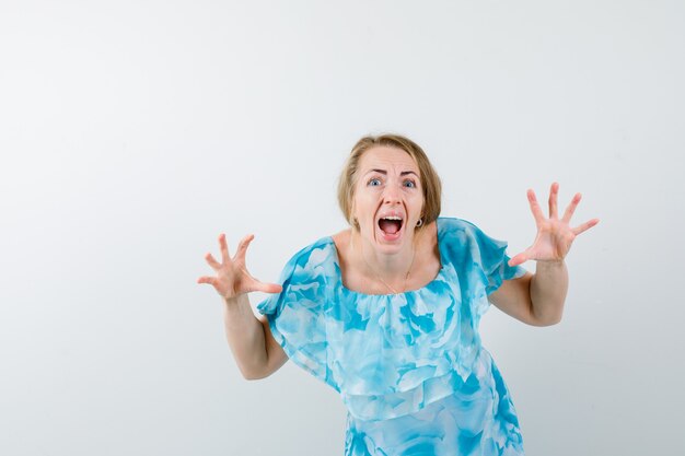 Mujer joven expresiva posando en el estudio