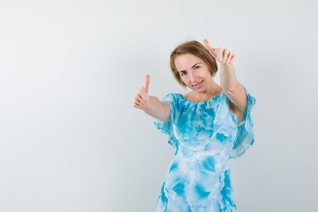 Mujer joven expresiva posando en el estudio