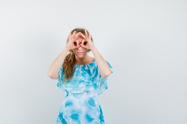 Mujer joven expresiva posando en el estudio