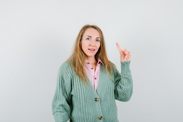 Mujer joven expresiva posando en el estudio