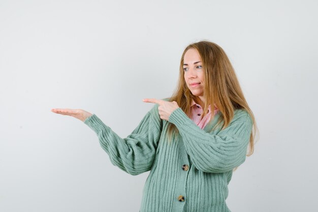 Mujer joven expresiva posando en el estudio