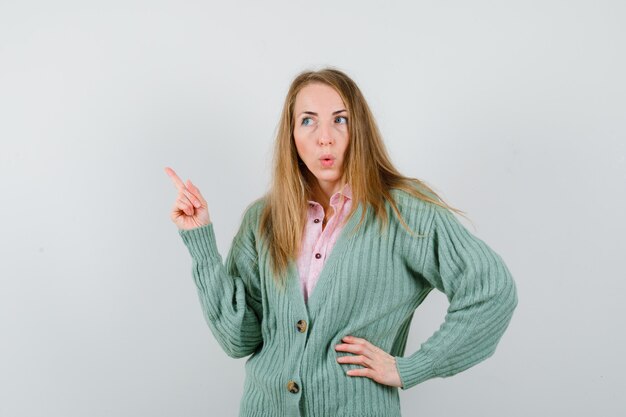 Mujer joven expresiva posando en el estudio