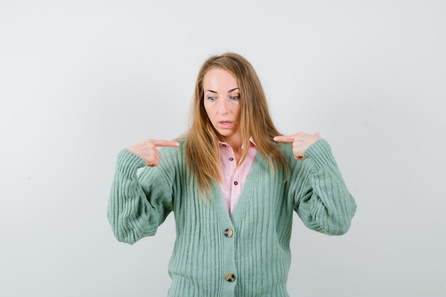 Mujer joven expresiva posando en el estudio