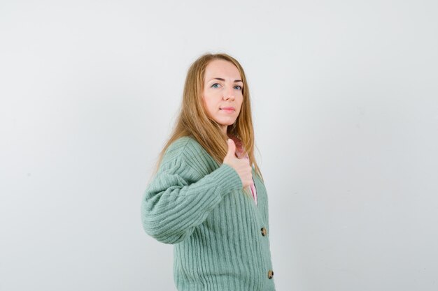 Mujer joven expresiva posando en el estudio