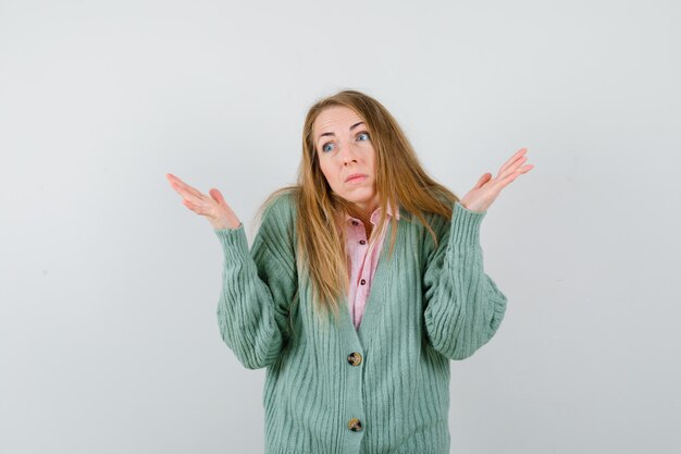 Mujer joven expresiva posando en el estudio