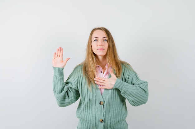 Mujer joven expresiva posando en el estudio