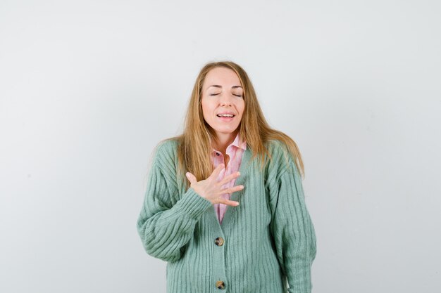 Mujer joven expresiva posando en el estudio