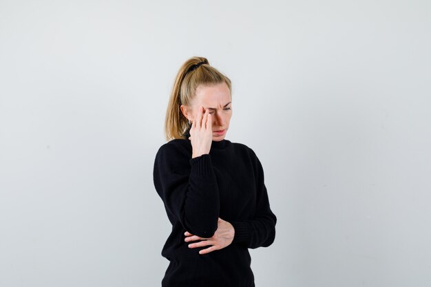 Mujer joven expresiva posando en el estudio