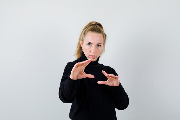 Mujer joven expresiva posando en el estudio