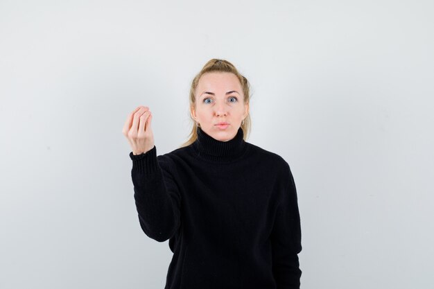 Mujer joven expresiva posando en el estudio