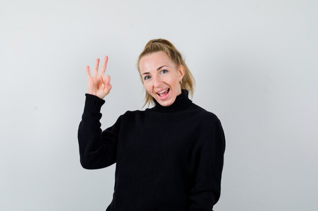 Mujer joven expresiva posando en el estudio