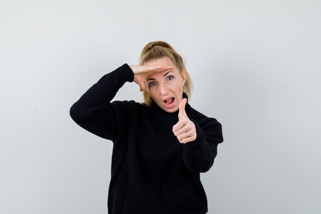 Mujer joven expresiva posando en el estudio