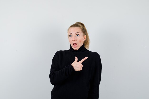 Mujer joven expresiva posando en el estudio