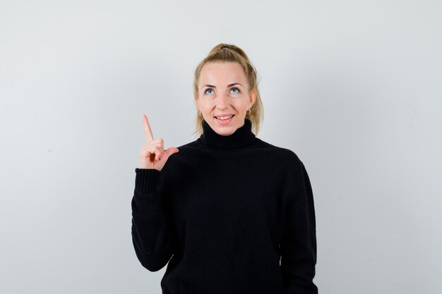 Mujer joven expresiva posando en el estudio