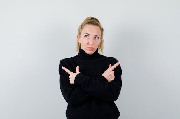 Mujer joven expresiva posando en el estudio