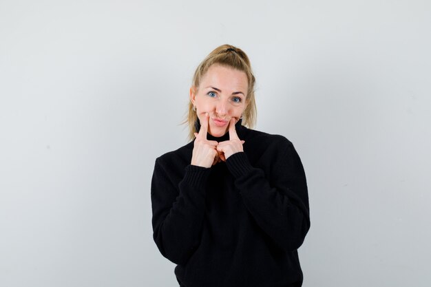 Mujer joven expresiva posando en el estudio