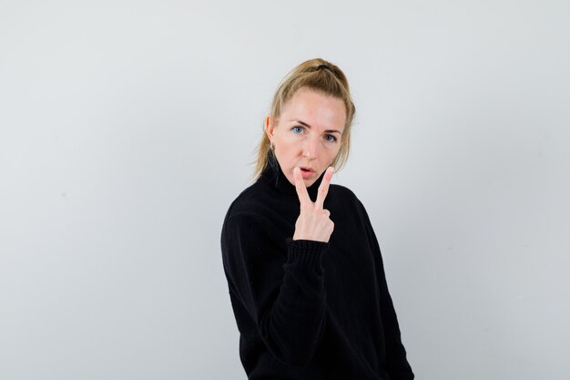 Mujer joven expresiva posando en el estudio