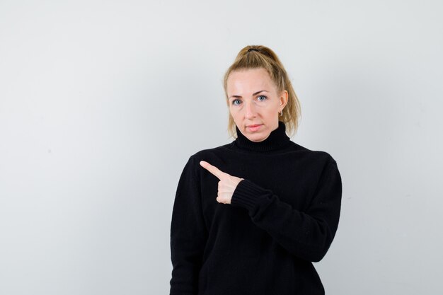 Mujer joven expresiva posando en el estudio