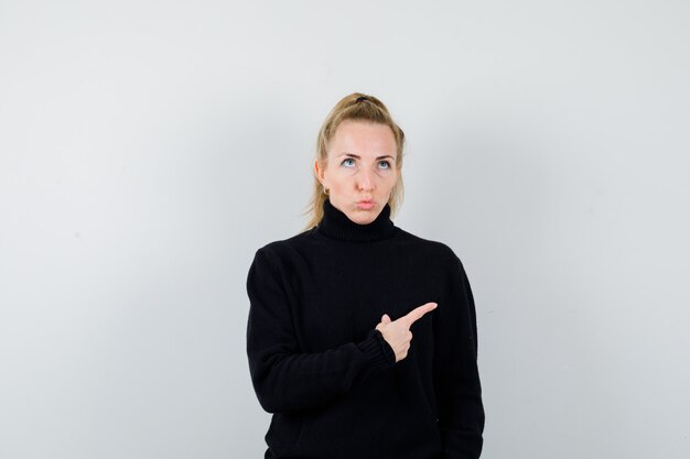 Mujer joven expresiva posando en el estudio