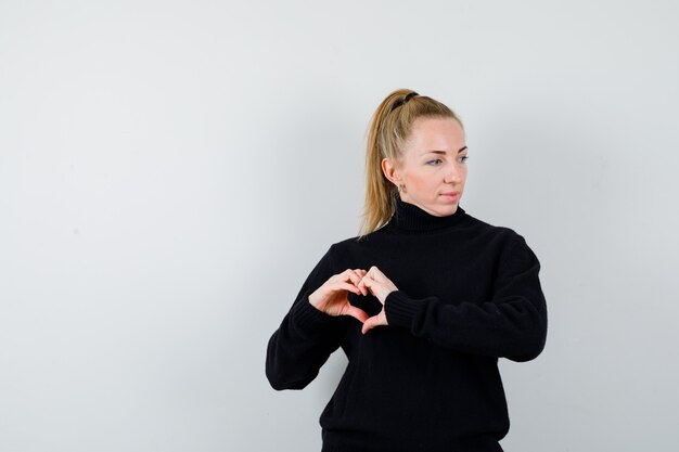 Mujer joven expresiva posando en el estudio