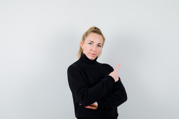 Mujer joven expresiva posando en el estudio