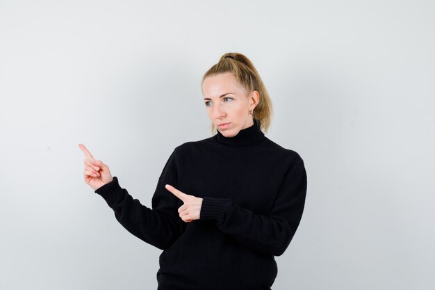 Mujer joven expresiva posando en el estudio