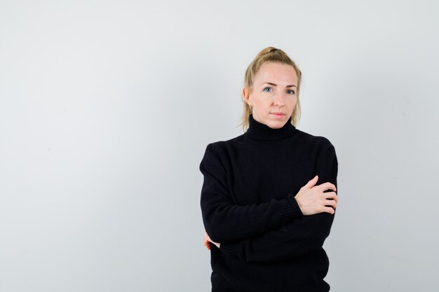 Mujer joven expresiva posando en el estudio