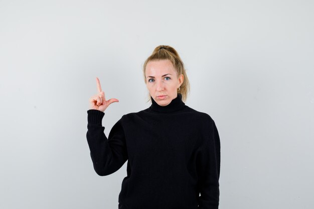 Mujer joven expresiva posando en el estudio