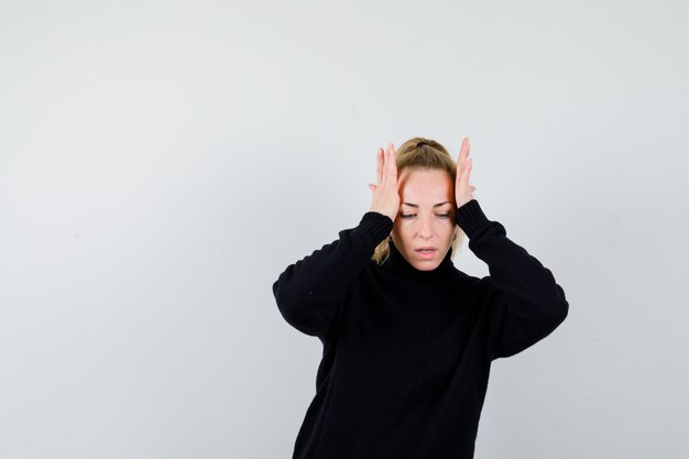 Mujer joven expresiva posando en el estudio