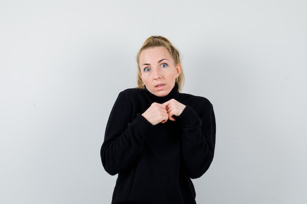 Mujer joven expresiva posando en el estudio