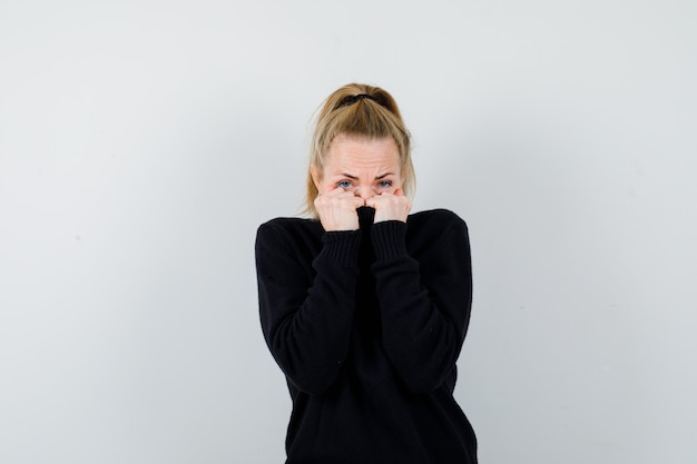 Mujer joven expresiva posando en el estudio