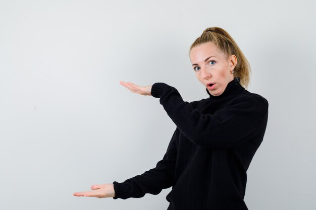 Mujer joven expresiva posando en el estudio