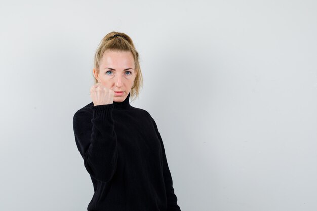 Mujer joven expresiva posando en el estudio