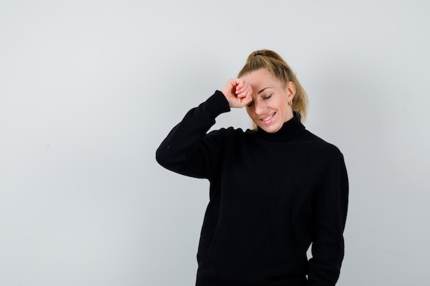 Mujer joven expresiva posando en el estudio