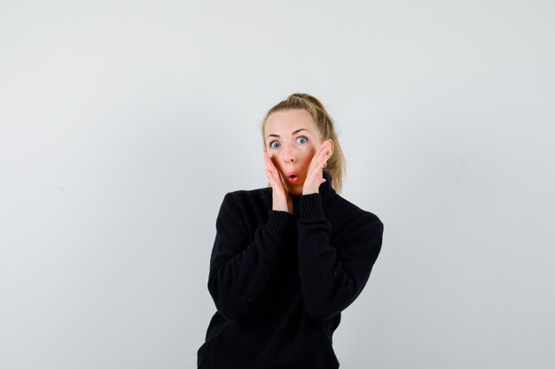 Mujer joven expresiva posando en el estudio