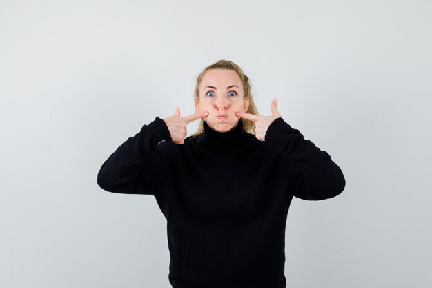 Mujer joven expresiva posando en el estudio