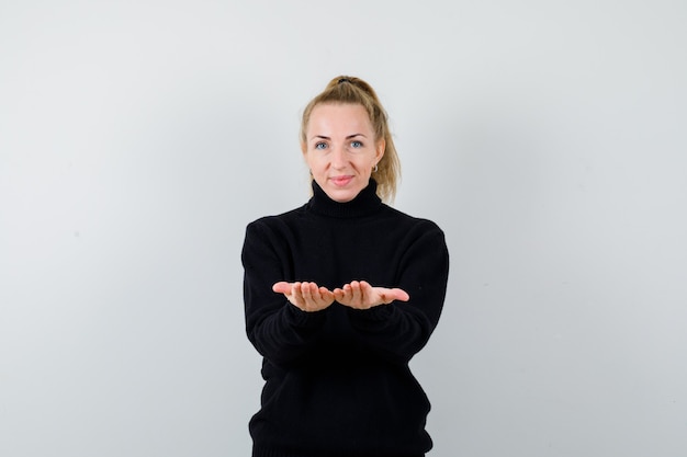 Foto gratuita mujer joven expresiva posando en el estudio