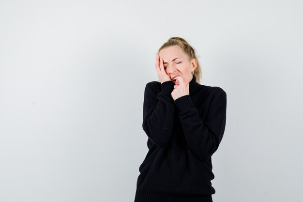 Mujer joven expresiva posando en el estudio