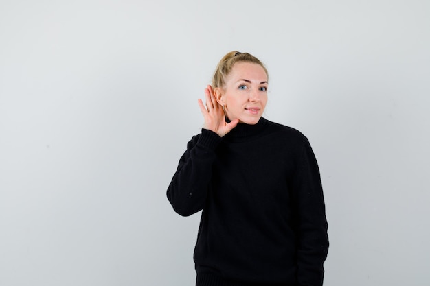 Mujer joven expresiva posando en el estudio