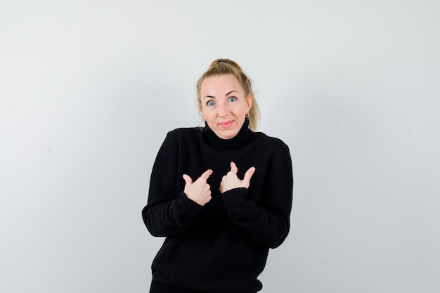 Mujer joven expresiva posando en el estudio