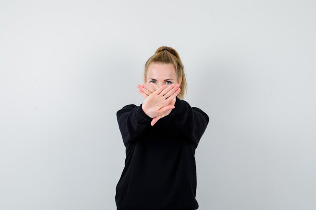 Mujer joven expresiva posando en el estudio